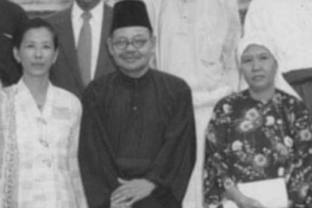 HADIR MESYUARAT: Pendeta Za'ba diapit Kontik Kamariah Ahmad (kiri) dan Ibu Zain (Zainon Sulaiman). Mereka turut menerajui Kongres Bahasa dan Persuratan Melayu III (1956). - Foto ihsan DR HAJI MUHD ARIFF AHMAD