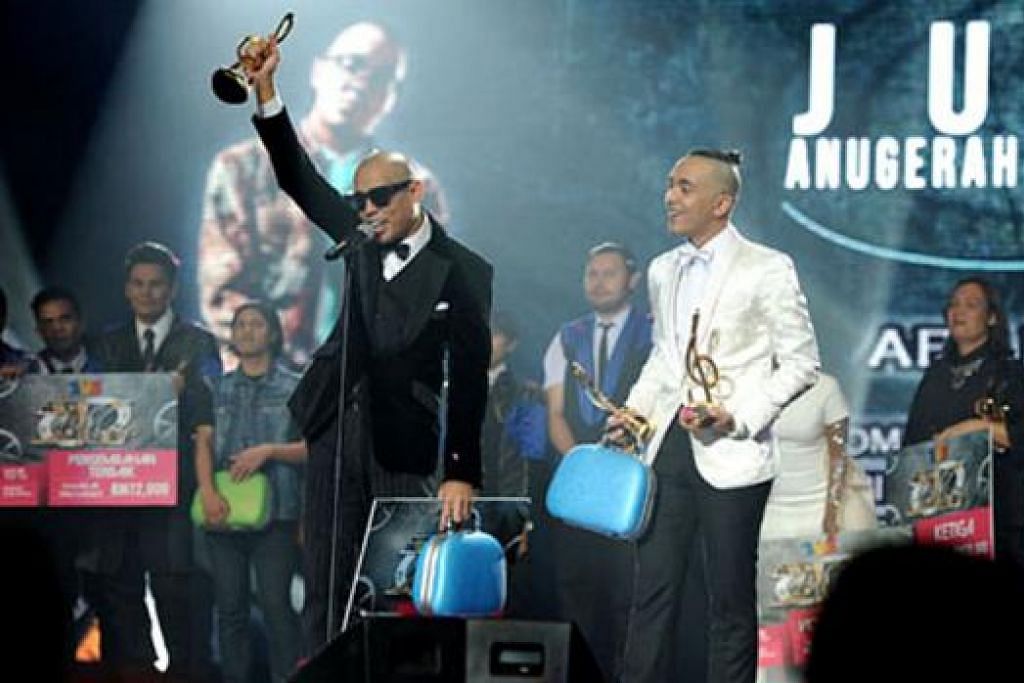 JUARA: Lagu ciptaan Joe Flizzow (kiri) dan Sonaone berjudul 'Apa Khabar' yang tenang tetapi diterap muzik bertaraf antarabangsa menang tempat pertama Anugerah Juara Lagu ke-29 dengan hadiah RM50,000 dan trofi. - Foto-foto TV3 