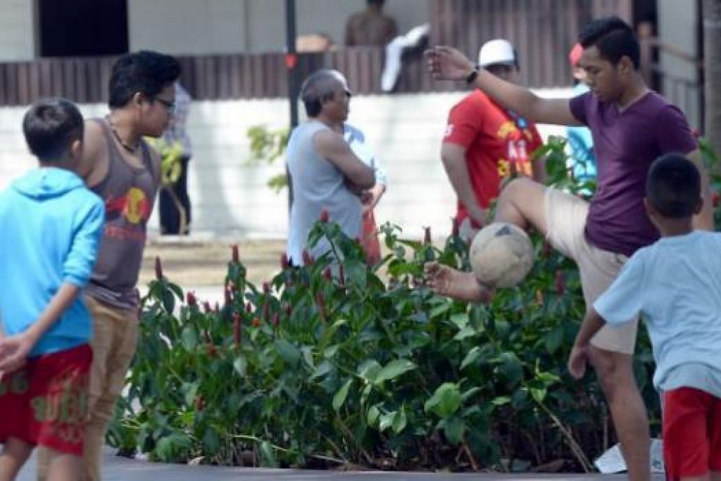 Berkelah dan bersantai di  pantai  antara kegiatan keluarga  