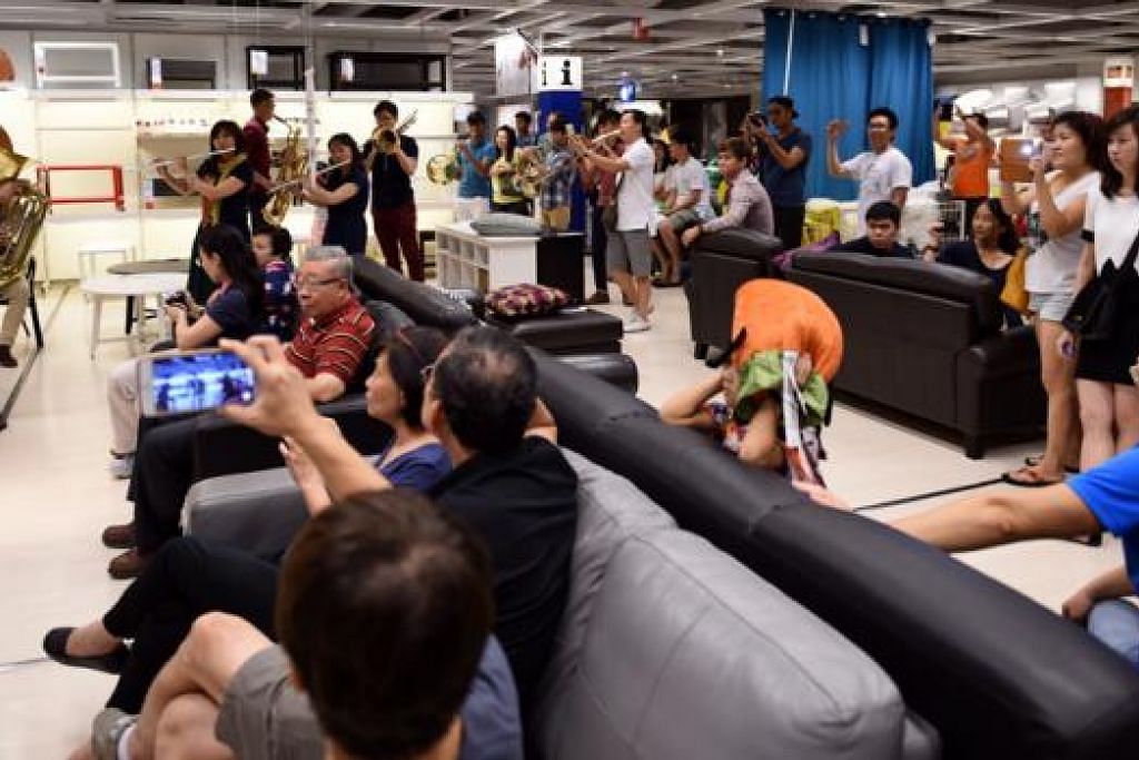  Flash mob orkestra buat kejutan di syarikat perabot  