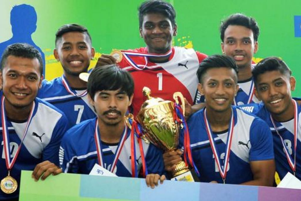 TERPILIH: Kesemua anggota pasukan Play To Win antara 53 yang dipilih menyertai skuad latihan futsal nasional selepas menyertai Kejohanan Futsal Nasional 2015 anjuran BeritaHarian.sg. - Foto fail