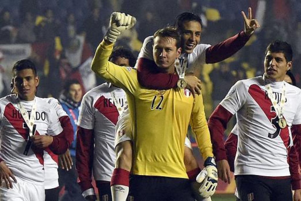 BERGEMBIRA: Pemain Peru meraikan kemenangan pasukannya mengalahkan Paraguay 2-0 kelmarin. - Foto AFP