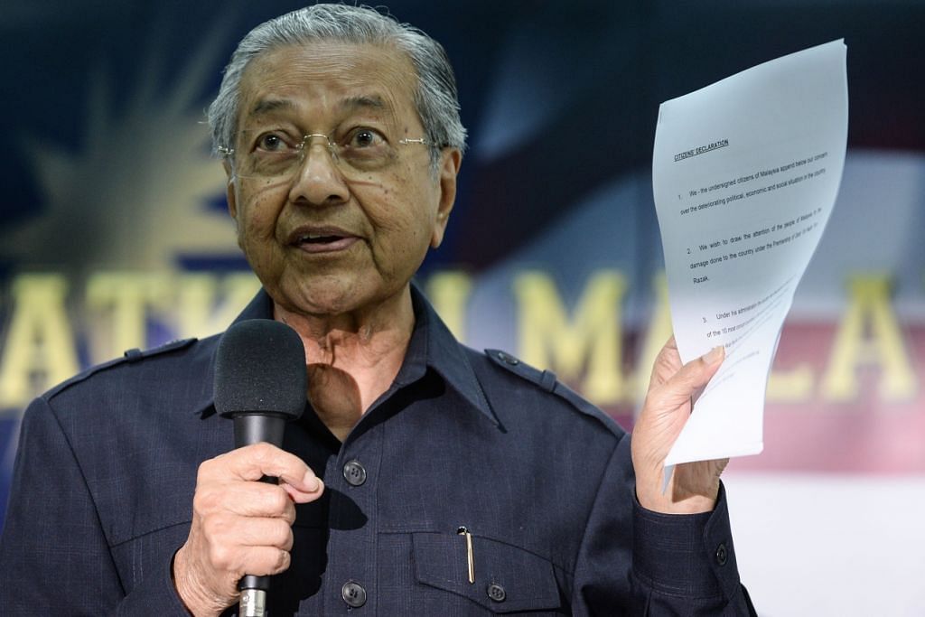 Tun Dr  Mahathir Mohamad, dalam gambar pada 4 Mac 2016 semasa menunjukkan dokumen 
Deklarasi Rakyat',  berjanji "jika Najib menang dalam pungutan suara nasional, saya akan berhenti meminta beliau meletak jawatan”.
