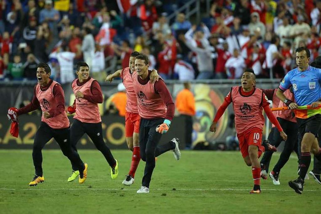 Pemain Peru meraikan kemenangan 1-0 mereka ke atas Brazil, yang menyingkirkan juara piala dunia lima kali itu di peringkat kumpulan Copa America 2016, pada 12 Jun. 