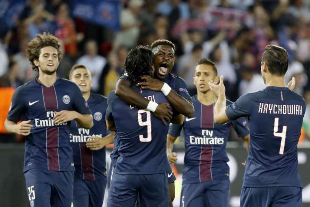 Penyerang Paris Saint Germain, Edinson Cavani (ketiga kiri), merai gol jaringannya bersama rakan sepasukan Serge Aurier (tengah), 