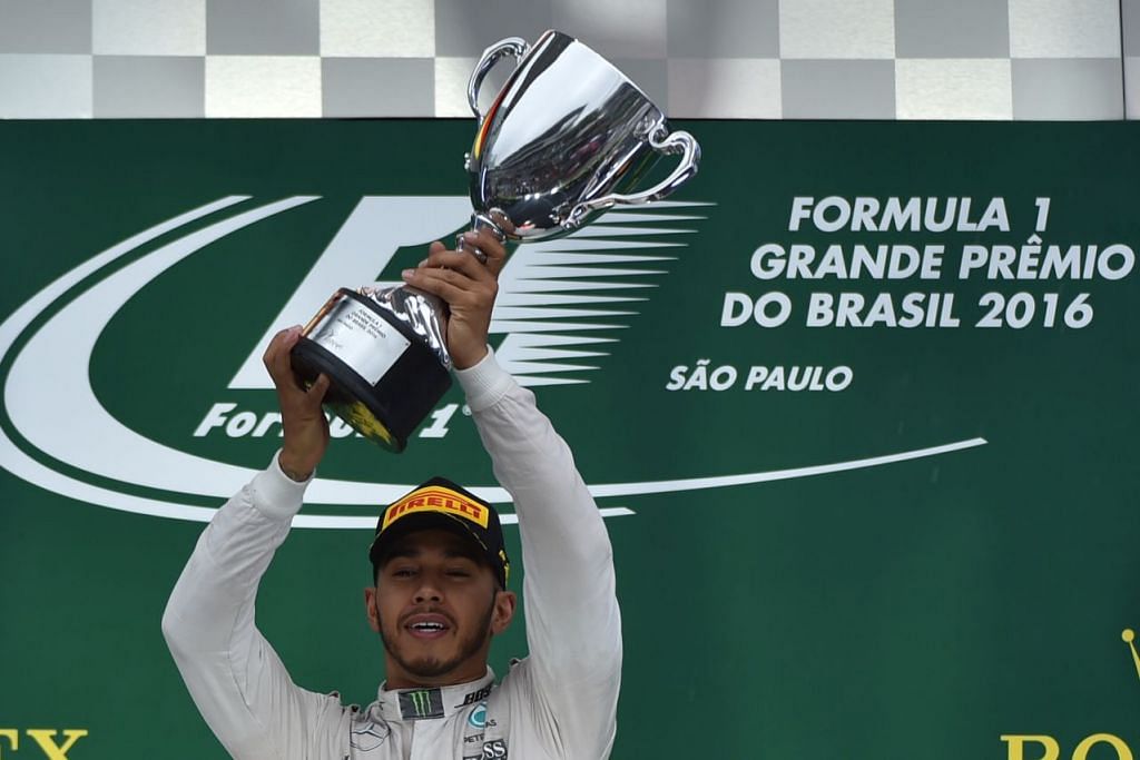Lewis Hamilton menjulang trofi Grand Prix Brazil selepas mengalahkan rakan separukannya daripada Mercedes, Nico Rosberg, di Litar Interlagos di Sao Paulo pada 13 November 2016.  