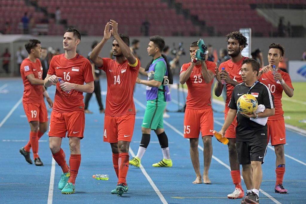 Pemain Singapura mengucapkan terima kasih kepada peminat selepas kalah 0-1 kepada Thailand dalam  perlawanan Kumpulan A Piala Suzuki. 