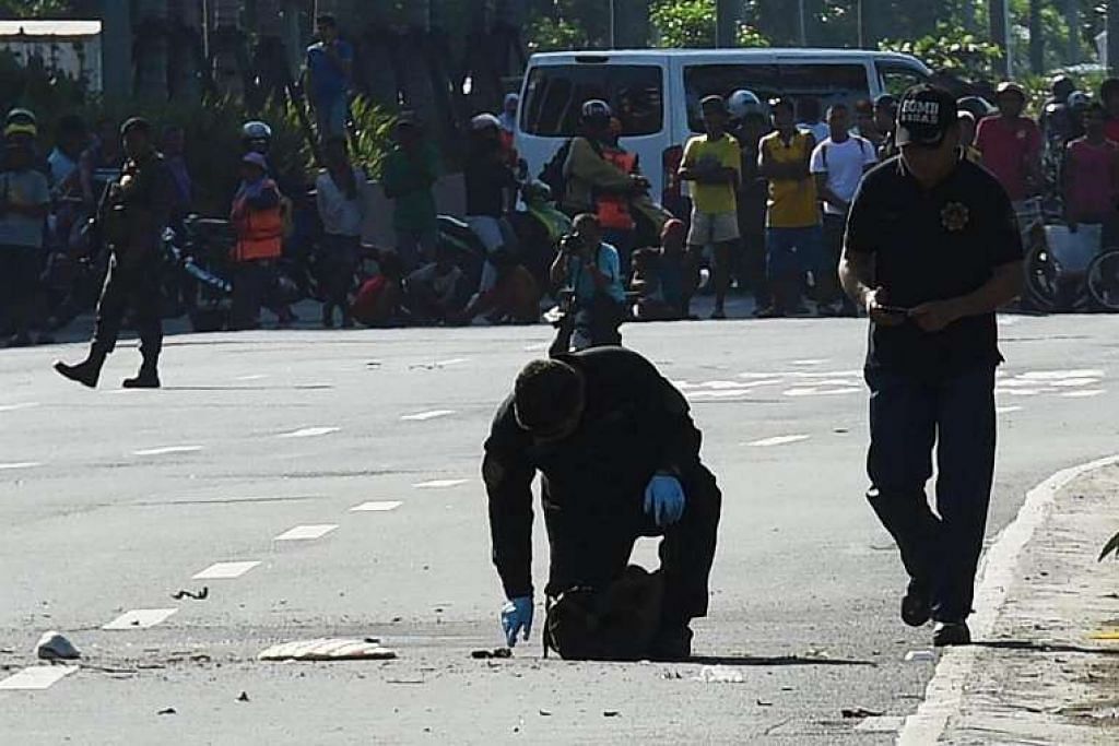 Anggota unit pemusnah bom polis memeriksa bungkisan mencurigakan berhampiran kedutaan Amerika Syarikat di Manila selepas ia diletupkan  pada 28 Nov 2016. 