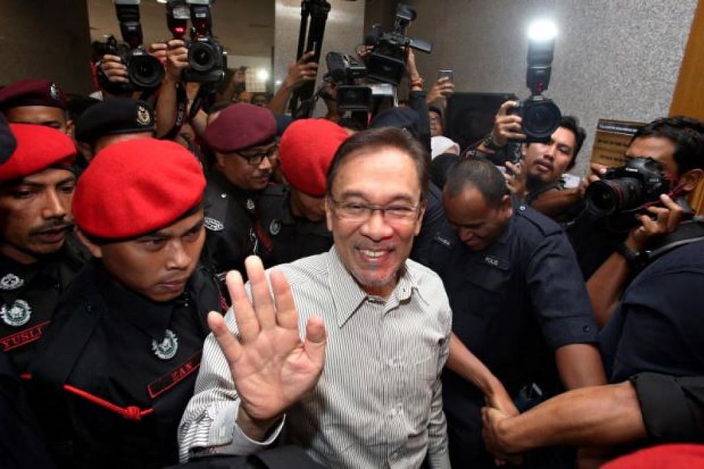 TERUS DIPENJARA: Mahkamah Persekutuan hari ini menolak permohonan Datuk Seri Anwar Ibrahim untuk mengetepikan sabitan dan hukuman lima tahun penjara atas kesalahan meliwat bekas pembantunya Mohd Saiful Bukhari Azlan. - Foto mStar Online