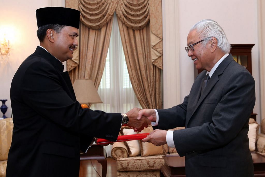 Duta Indonesia serah watikah pelantikan kepada Presiden Tony Tan