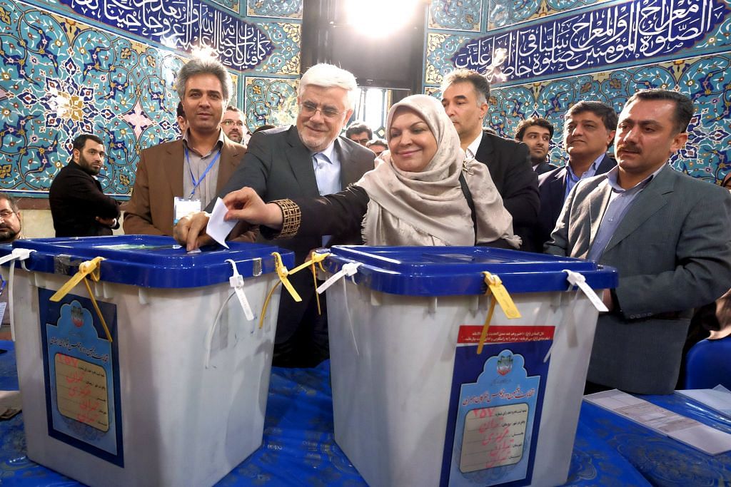 Rakyat Iran keluar mengundi