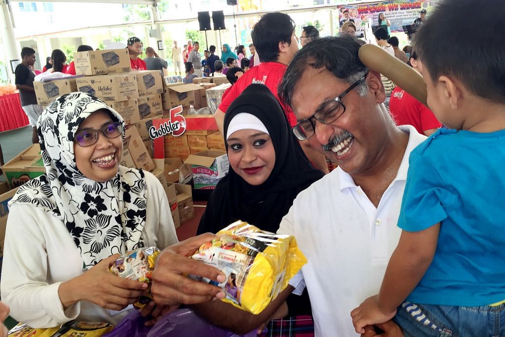 Keluarga susah di Bukit Batok dapat barang keperluan percuma