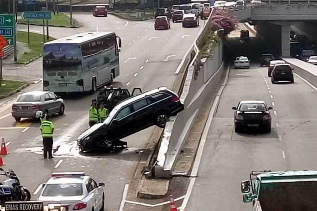 Pemandu cedera apabila kereta terjongket di pembahagi jalan