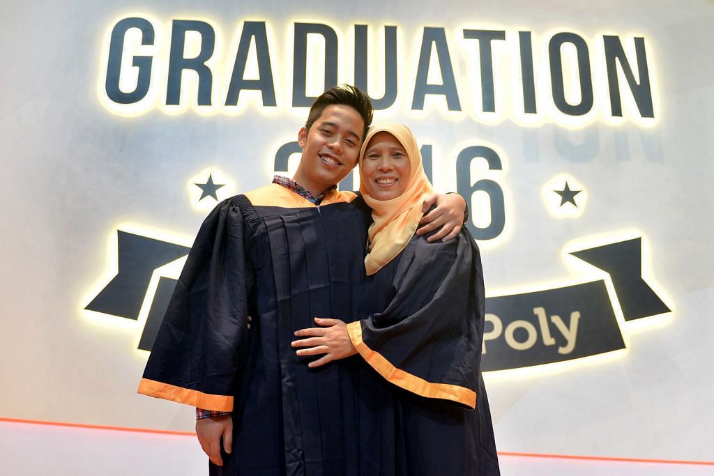 Hari ibu dan anak sama-sama raih diploma