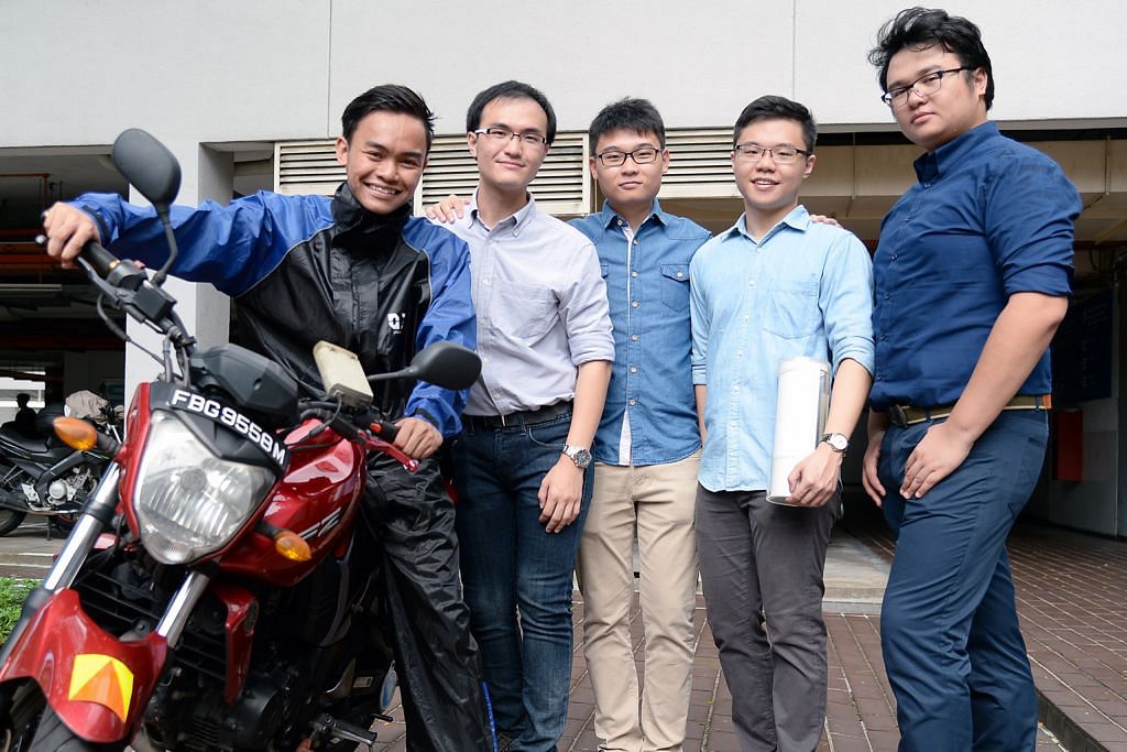 Pelajar NTU cipta baju hujan praktikal untuk penunggang motosikal