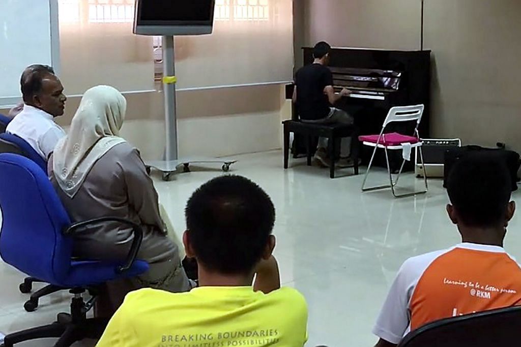 Shanmugam hayati mainan merdu piano penghuni rumah kebajikan