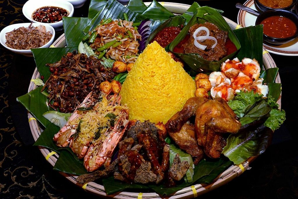 TEMPAT UNTUK BERBUKA Nasi tumpeng asli Indonesia sempena berbuka puasa Ramadan