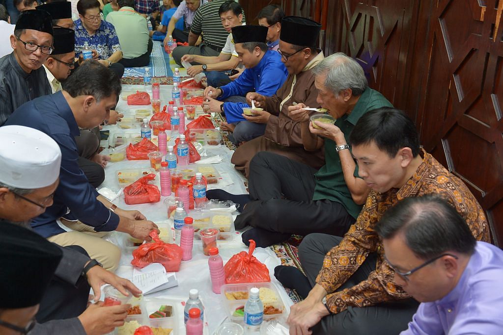 Penduduk berbilang kaum iftar bersama AP Bishan-Toa Payoh