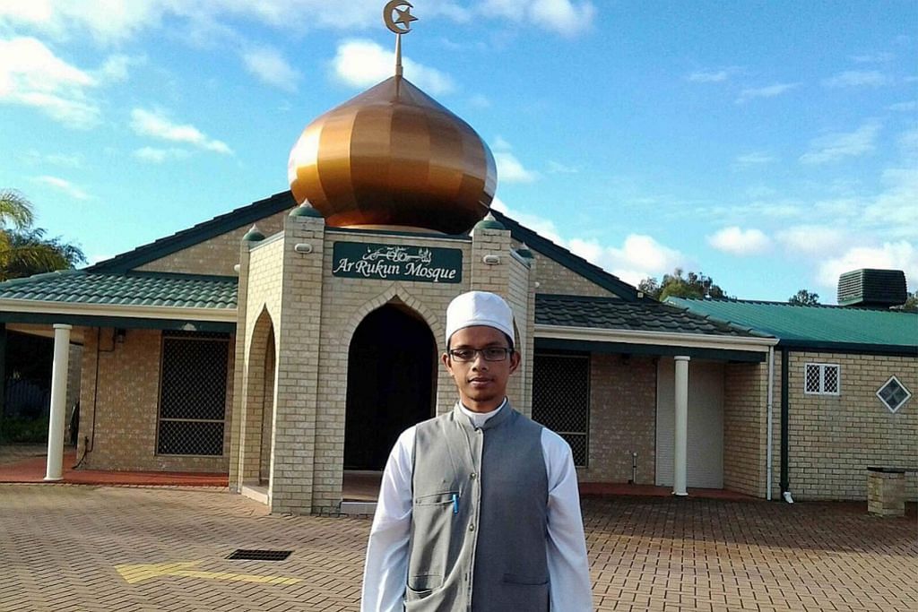 Suaranya bergema mengalunkan ayat suci Al-Quran di masjid di Perth