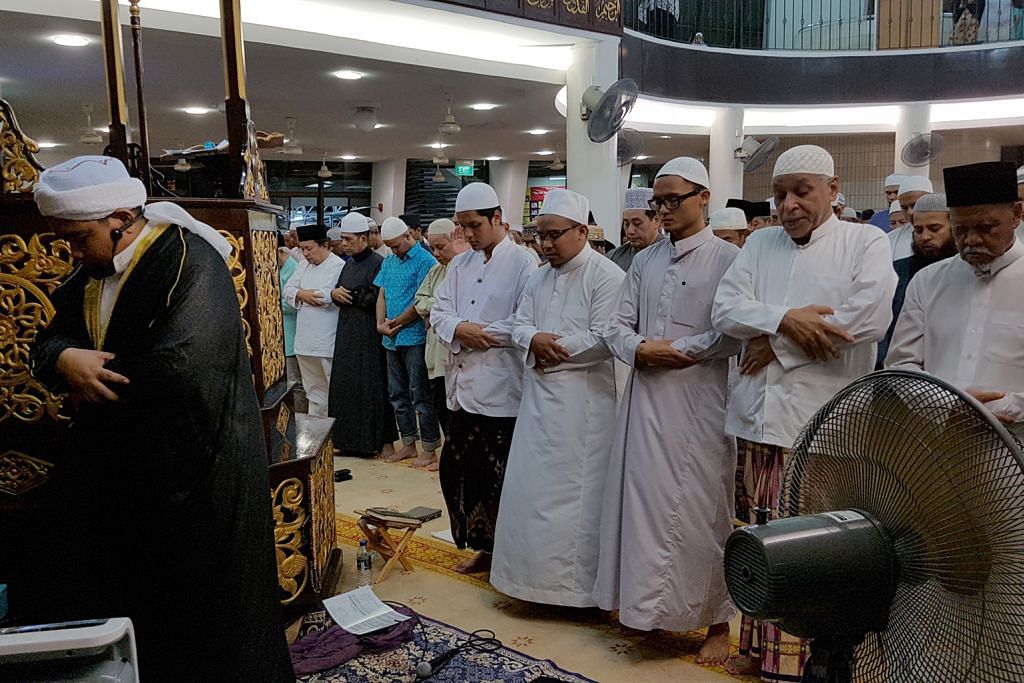 Pelajar poly imam tarawih di Al-Mukminin SEKITAR RAMADAN