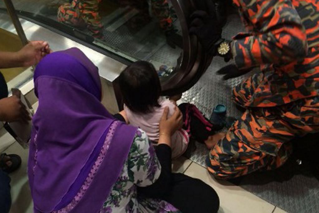 Tangan kanak-kanak tersepit di eskalator di Melaka