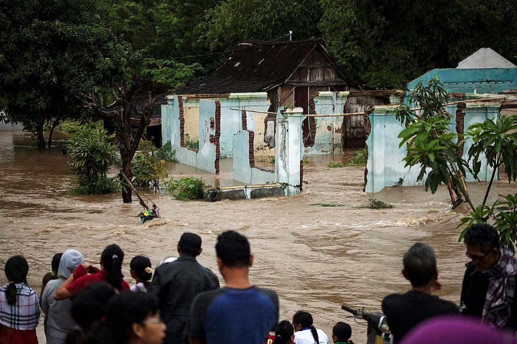Banjir kilat, tanah runtuh di Jawa ragut puluhan nyawa