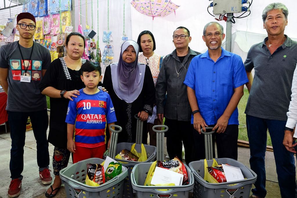Habuan bagi keluarga susah di Tampines