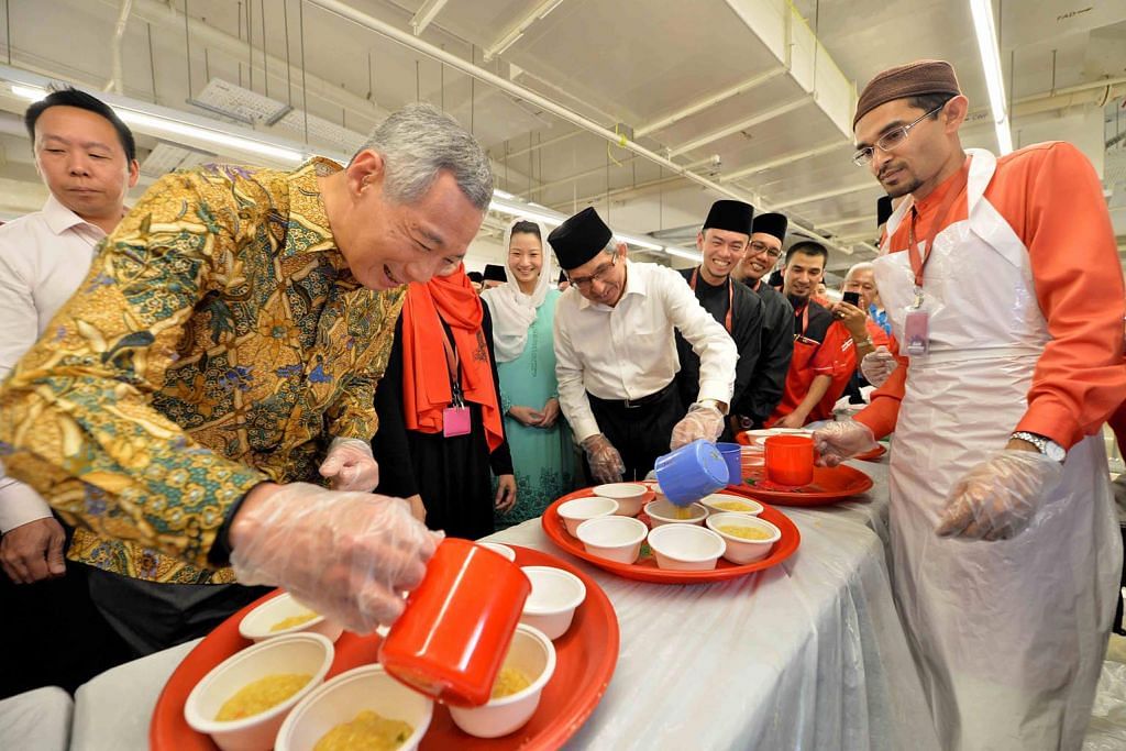PM Lee bantu sedia iftar di Al-Islah