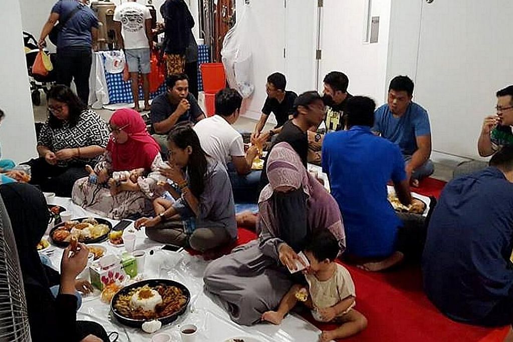 Majlis iftar di koridor flat diadakan demi pererat hubungan sesama jiran