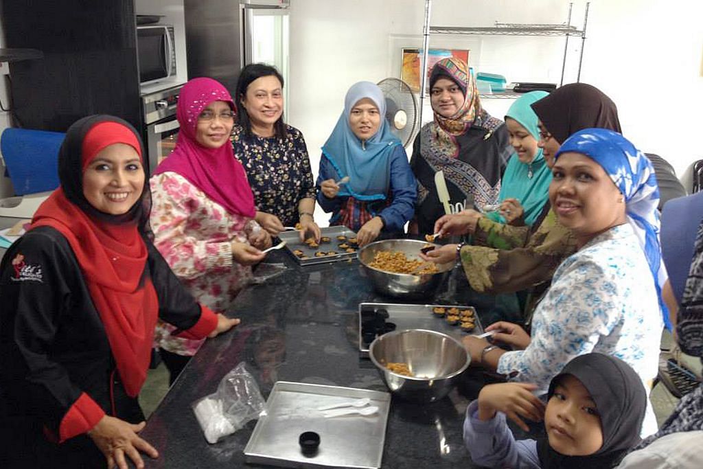 Cef Siti Mastura sibuk kendali kelas buat kuih Ramadan ini