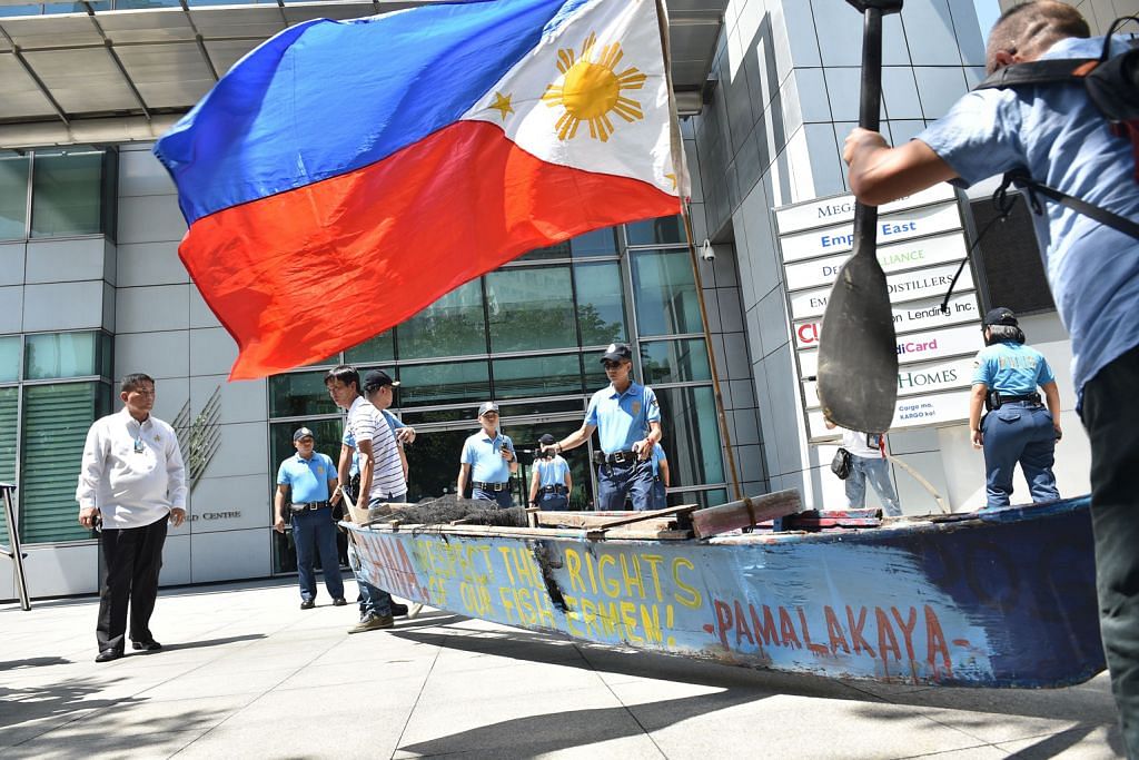 Filipina berhati-hati dan bertenang
