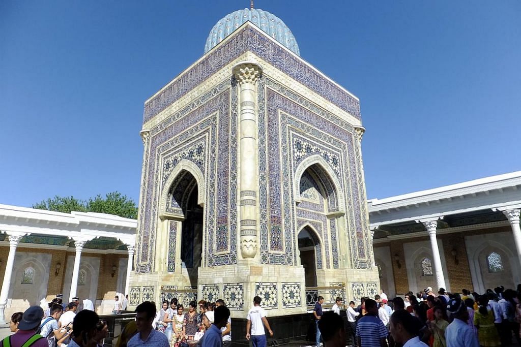 Pengunjung bertali arus ziarah Makam Bukhari