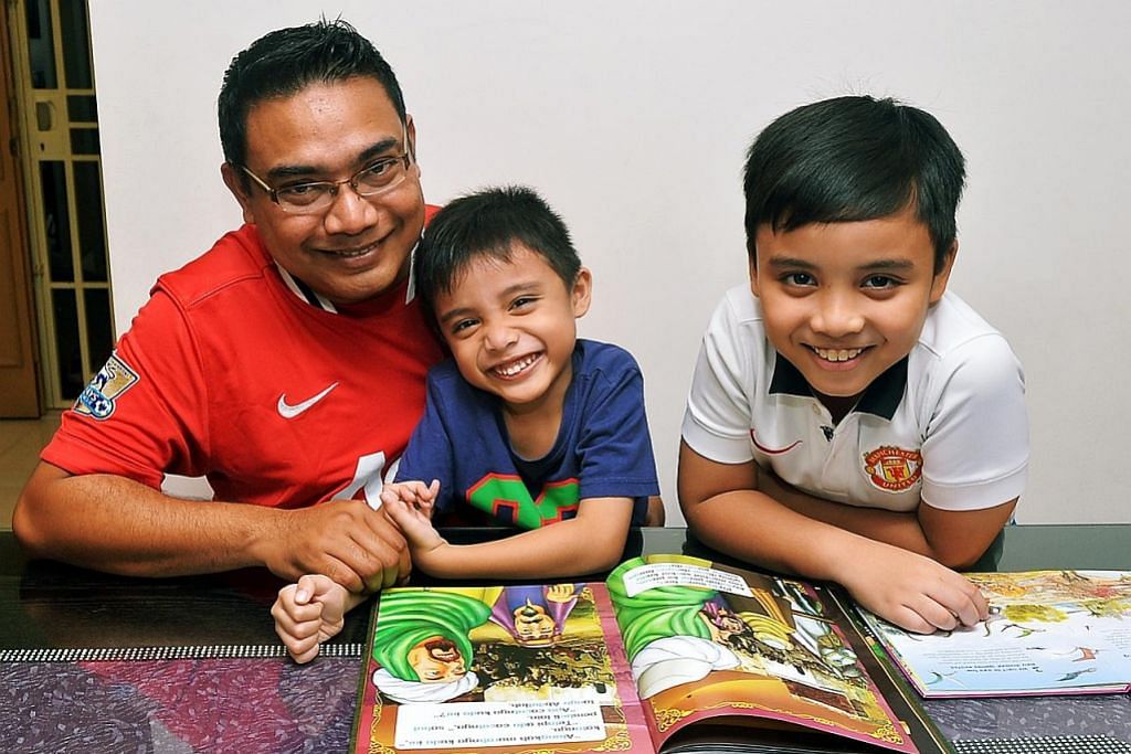 Bapa bantu anak pilih buku sesuai di perpustakaan