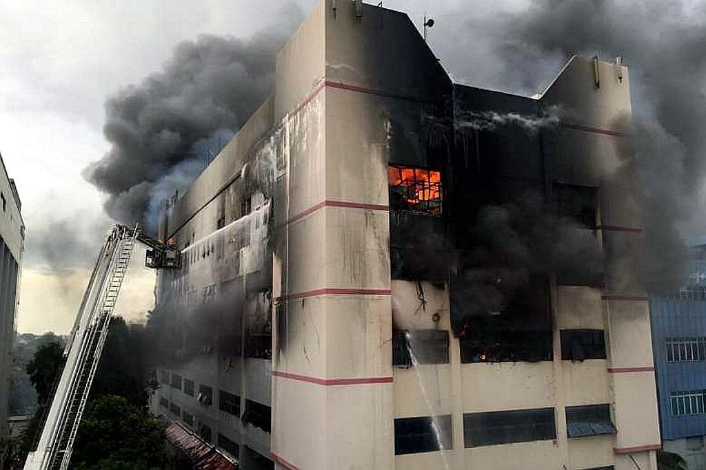 Gudang di Tampines dijilat api