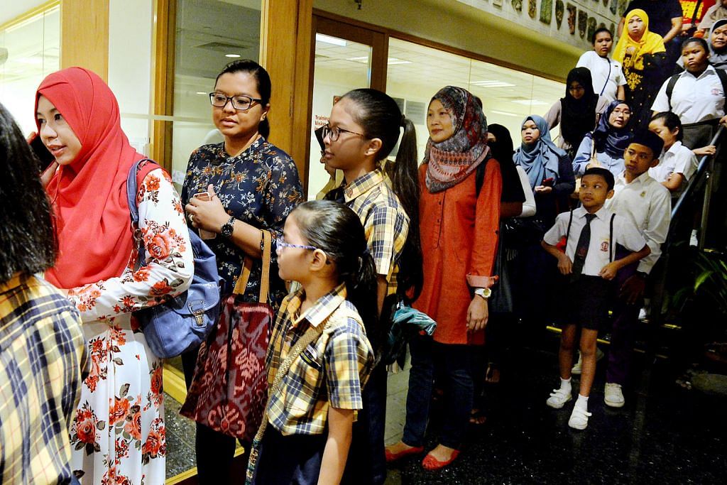 BULAN BAHASA 2016 Menangi peraduan walau bukan keturunan Melayu