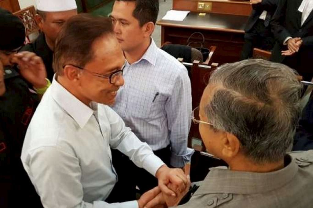 Mahathir beri sokongan moral kepada Anwar di mahkamah