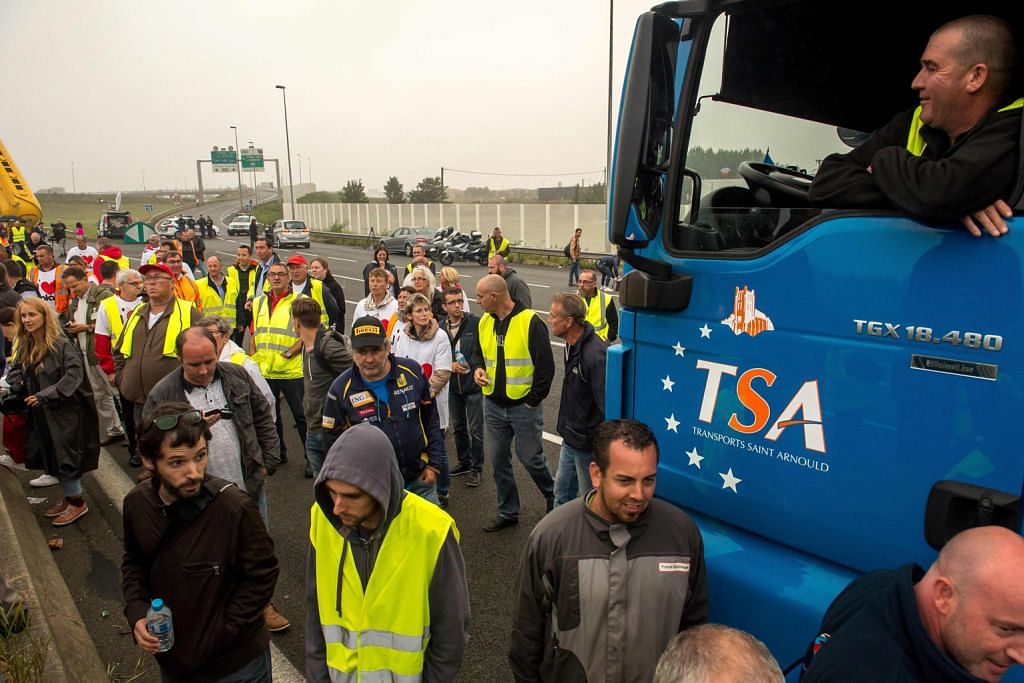 Puluhan pemandu trak, petani buat bantahan penempatan khemah pelarian di Perancis