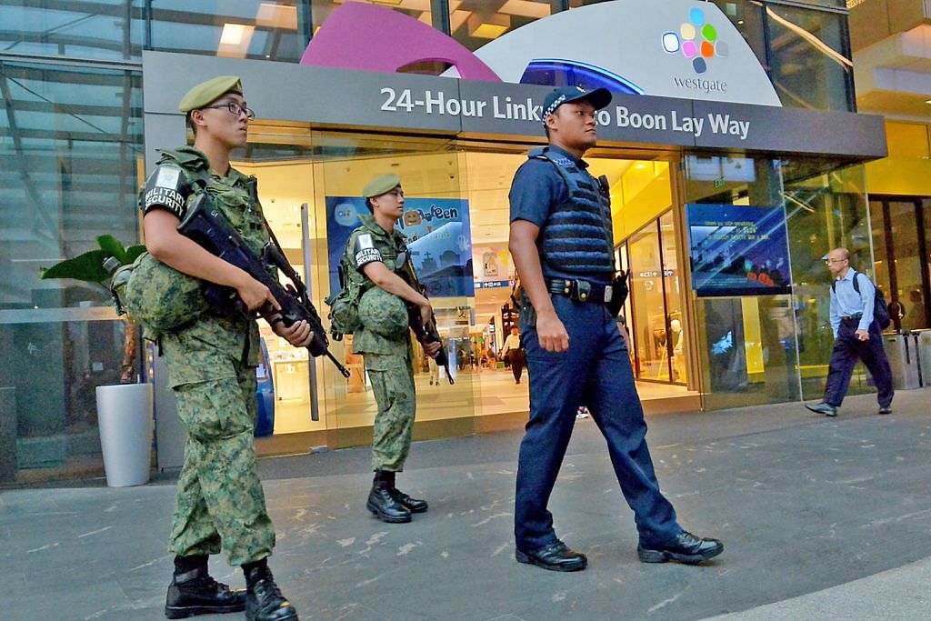 LATIHAN TANGANI PENGGANASAN BERBILANG AGENSI SERATA PULAU Polis dan SAF lakukan operasi rondaan bersama serata Singapura