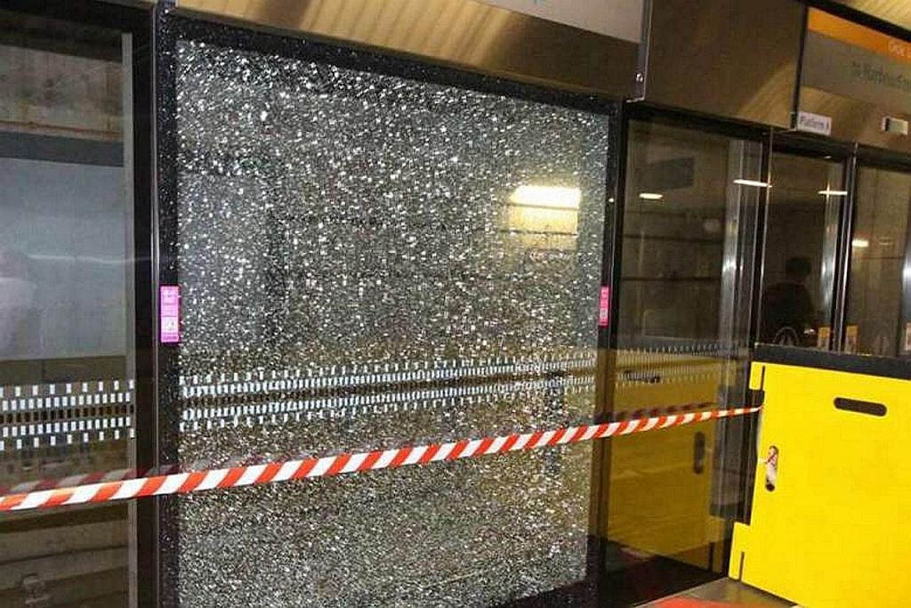 Panel kaca retak di stesen MRT one-north