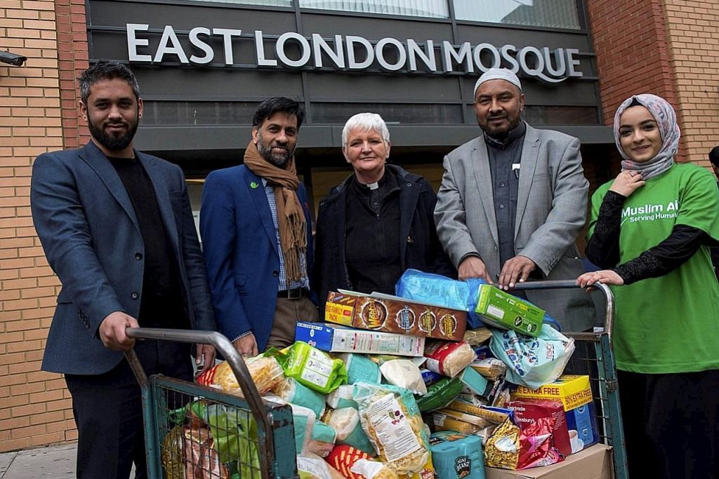Muslim di London beri 10 tan makanan kepada gelandangan
