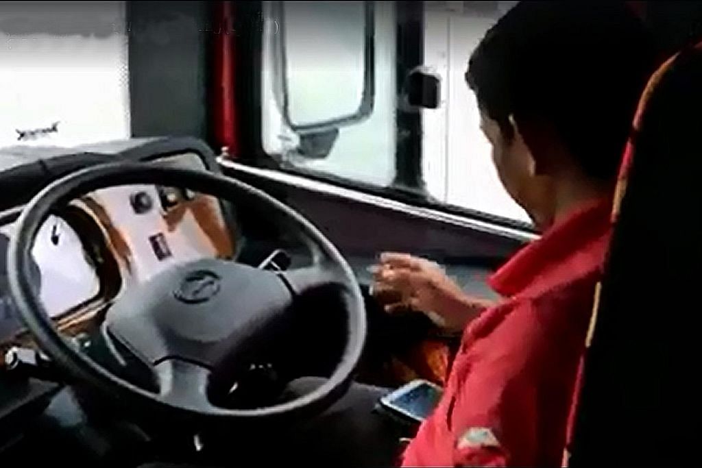 Aksi pemandu bas merokok, guna telefon sambil memandu dirakam