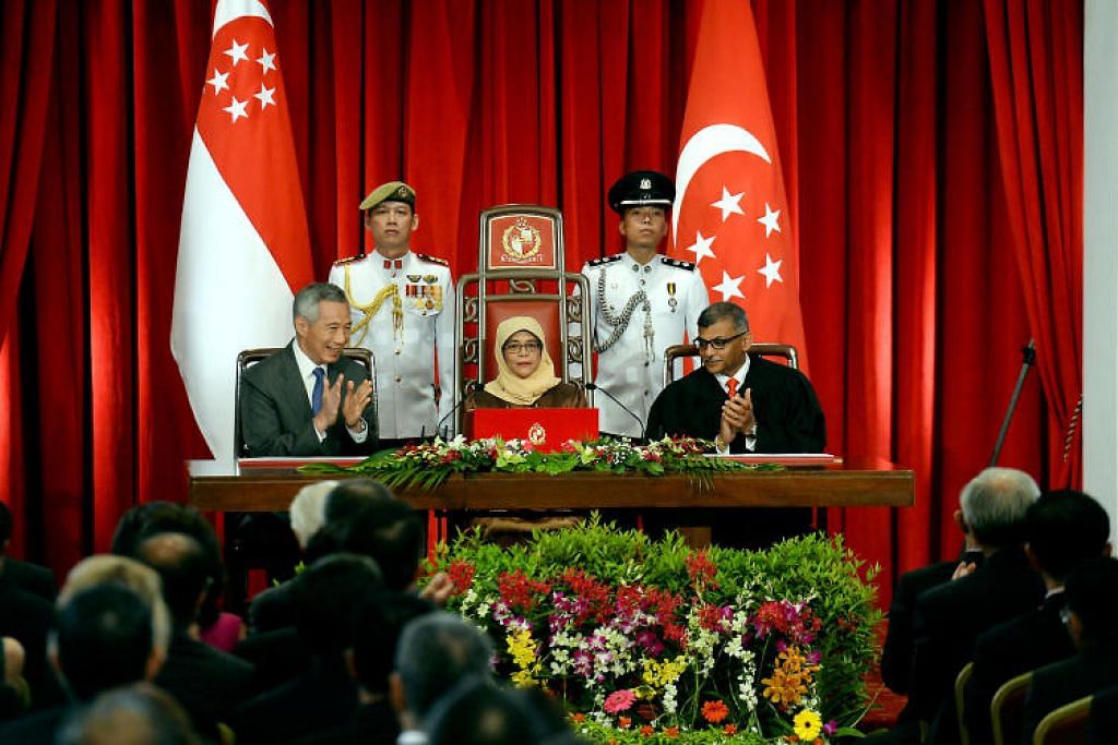 TEPUKAN HORMAT: Perdana Menteri Lee Hsien Loong (kiri) dan Hakim Negara Sundaresh Menon (kanan) memimpin lebih 200 tetamu untuk memberi tepukan gemuruh kepada Puan Halimah, presiden kelapan Singapura dan wanita pertama dalam jawatan itu.