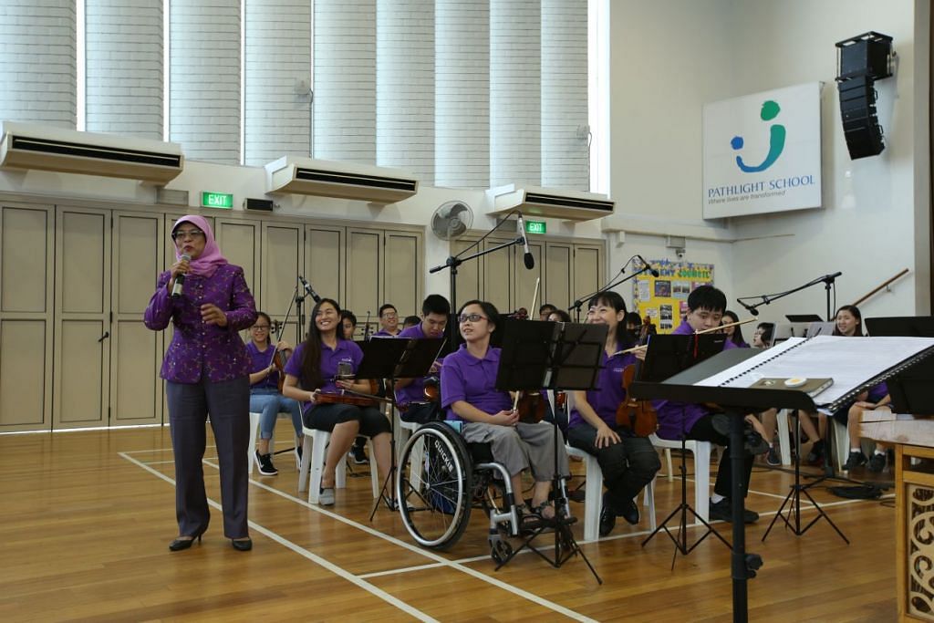 BERI GALAKAN: Puan Halimah menggesa orang ramai membina sebuah masyarakat yang membolehkan semua orang menyumbang semasa berucap ketika melawat kumpulan orkestra bagi golongan istimewa, The Purple Symphony, tadi.
