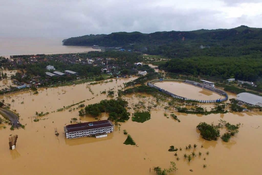 20 maut, 5 hilang dalam banjir Jawa Timur, Berita Dunia  BeritaHarian.sg