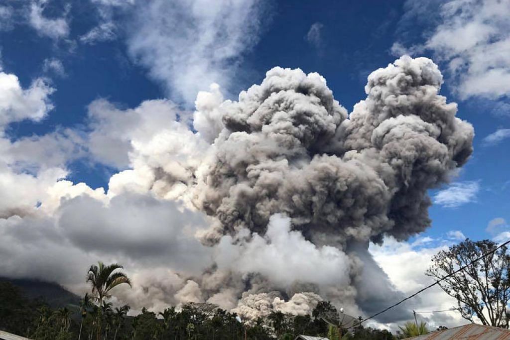  Gunung  Sinabung  di utara Sumatera meletus  lagi Berita 