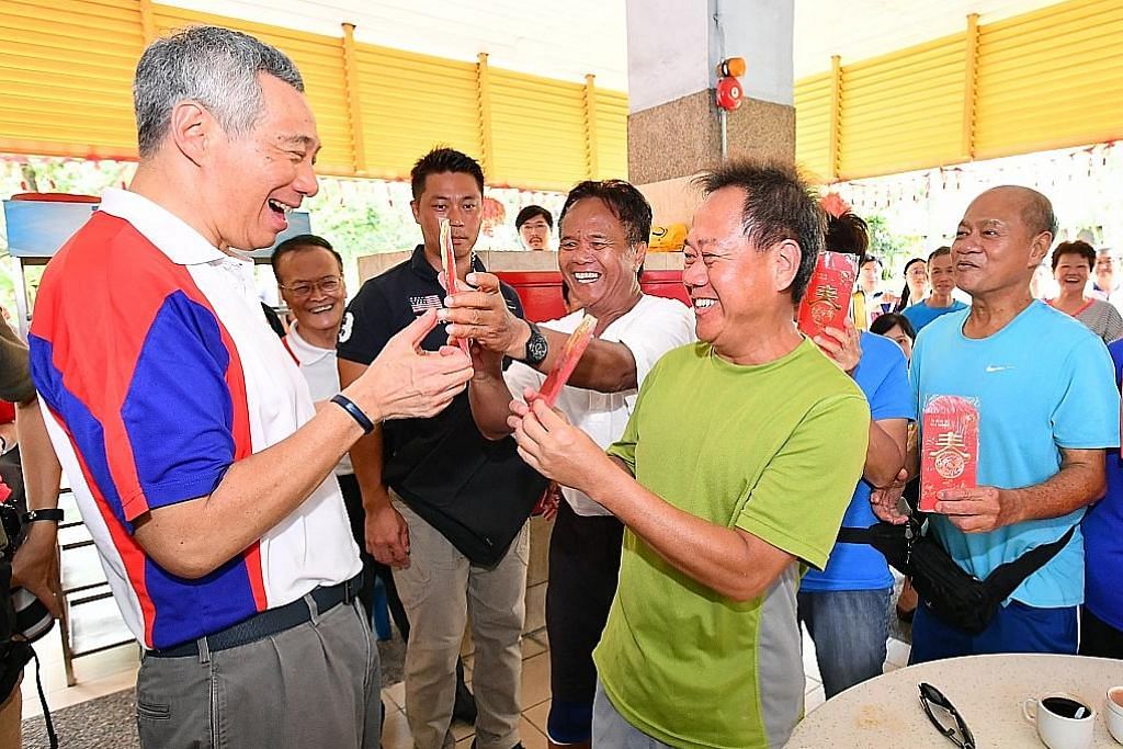 PM Lee agih hong bao kepada 458 penduduk warga emas Teck Ghee