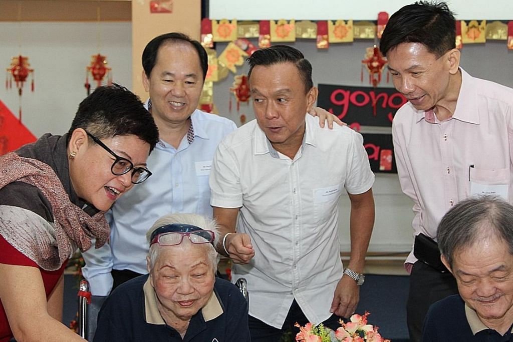 Institusi jagaan kesihatan rai Tahun Baru Cina bersama warga tua