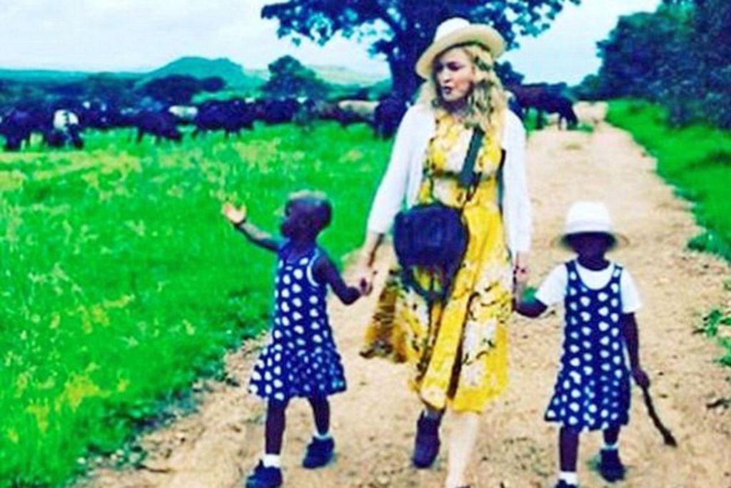 Madonna ambil kembar Malawi sebagai anak angkat