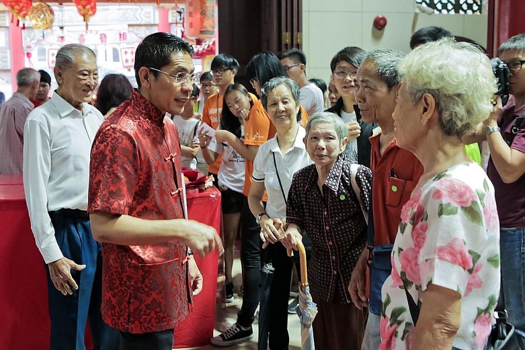 Relawan pelbagai bangsa 'bantu' 50 warga tua rai hari ke-15 CNY