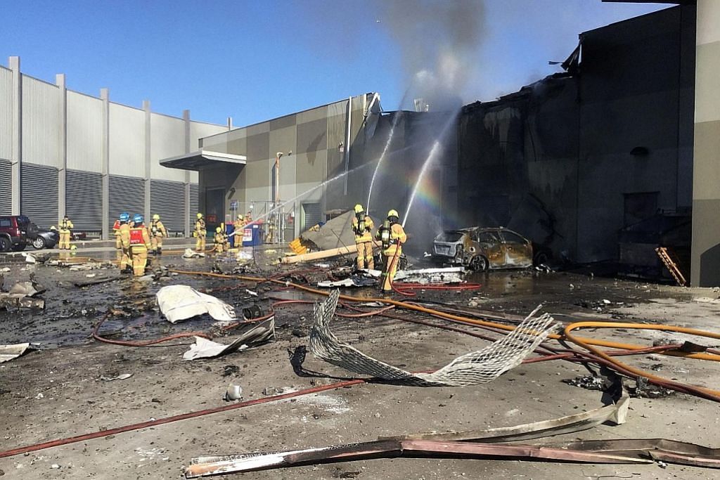 5 maut apabila pesawat terhempas atas pusat beli-belah dekat Melbourne
